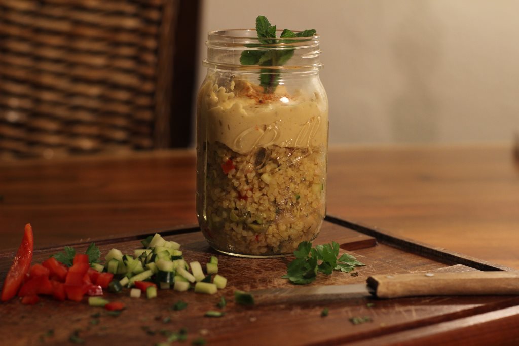 Bulgursalat mit Hummus Topping im Ball Mason Jar