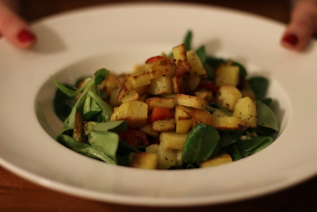 Feldsalat mit Kartoffelwürfeln & Dressing angerichtet und angereicht