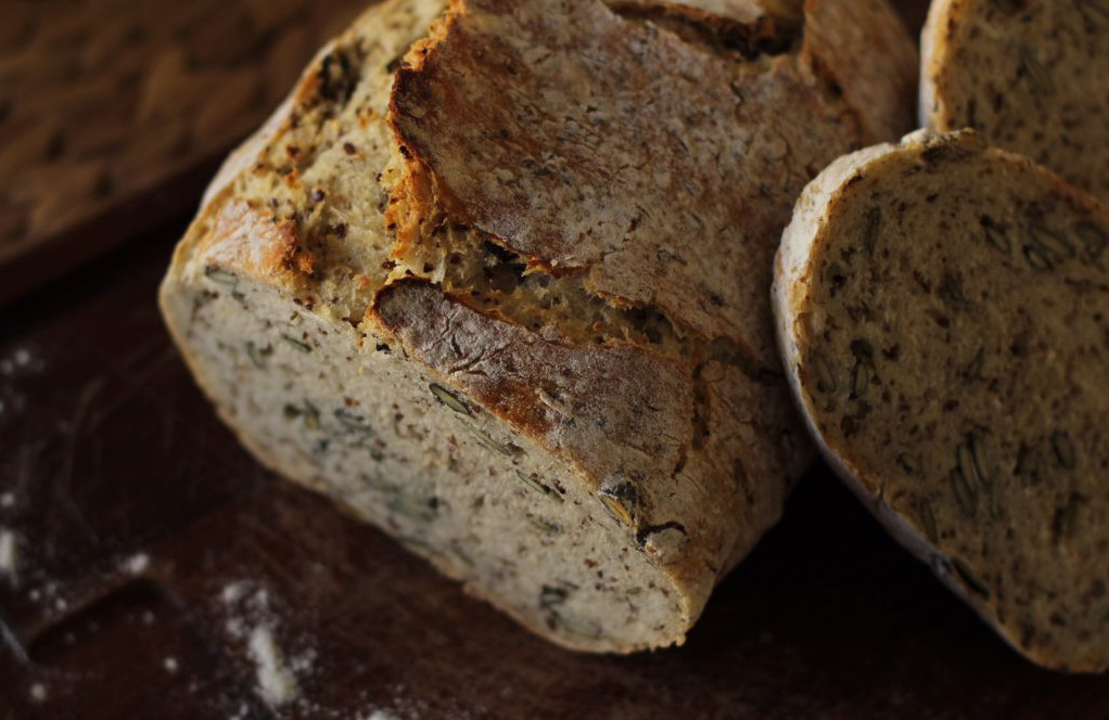 Brot aus dem Römertopf mit Kürbiskernen und Sesam