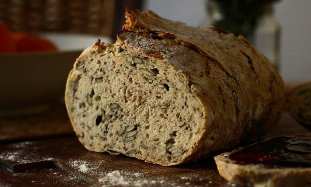 Brot aus dem Römertopf mit Kürbiskernen und Sesam