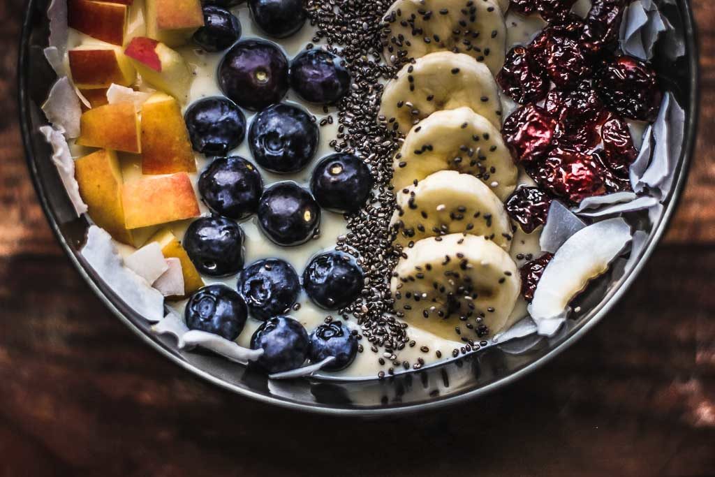 Frühstücks Buddha Bowl - Sojajoghurt blaubeeren banane cranbarrys