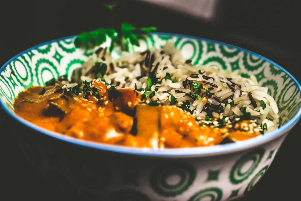 Buddha Bowl - Süßkartoffel Eintopf mit Reis und Petersilie