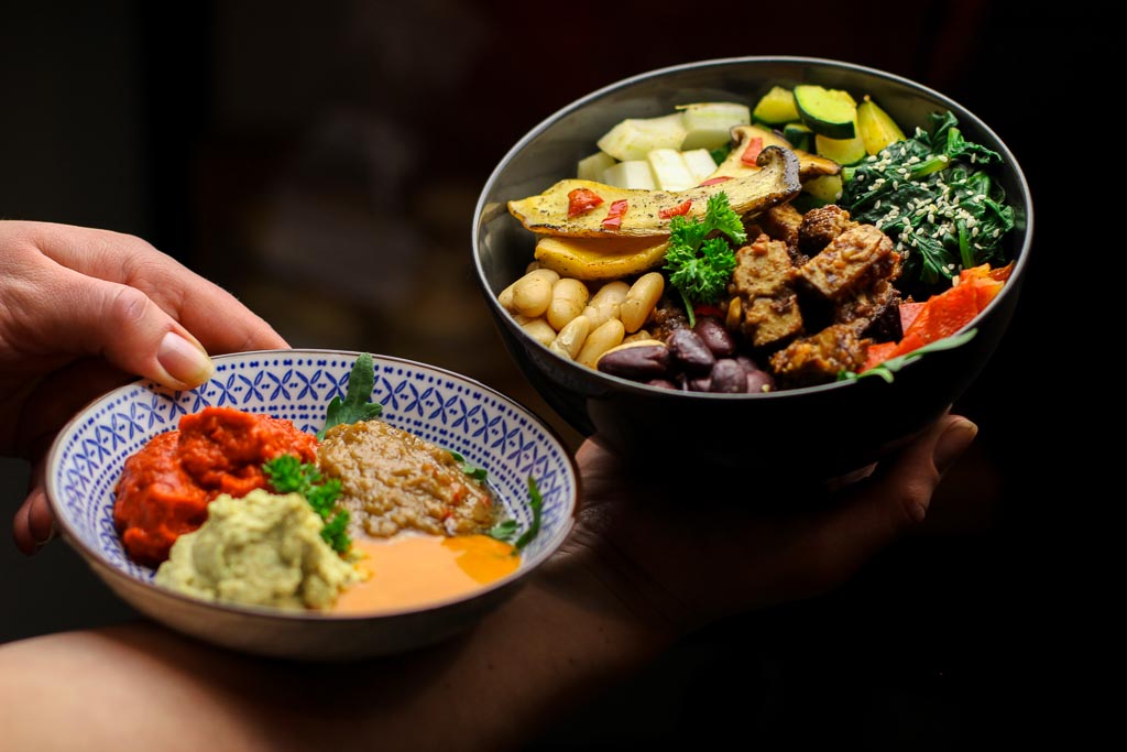 Buddha Bowl - Spinat Karotten Kräuterseitlinge Kidneybohnen weißebohnen Tofu Zucchini Fenchel Rucula mit Hummus dips