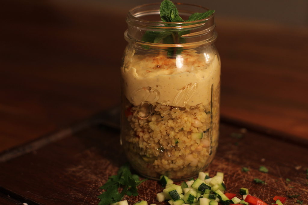 Bulgursalat mit Hummus Topping im Ball Mason Jar