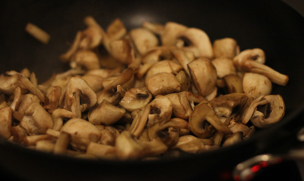 Angebratene Champignons im Wok