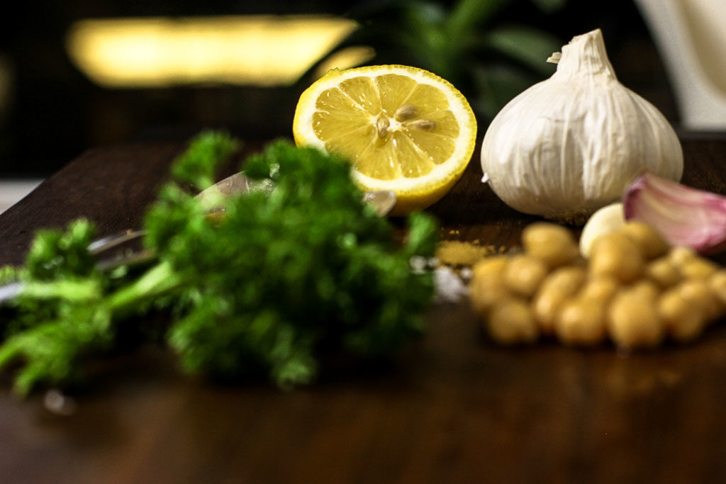 Detailbild für grünen Hummus - Petersilie, Kichererbsen, Zitrone. Öl und Tahin