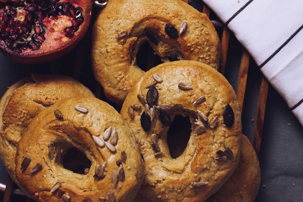 Handmade vegane Bagel aus Dinkelmehl mit Granatapfel