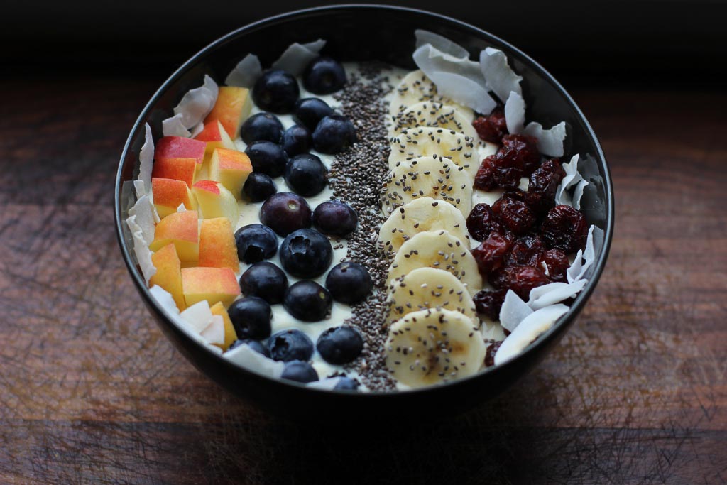 Joghurt Banane Cranberry Kokos Apfel Heidelbeere in einer Bowl