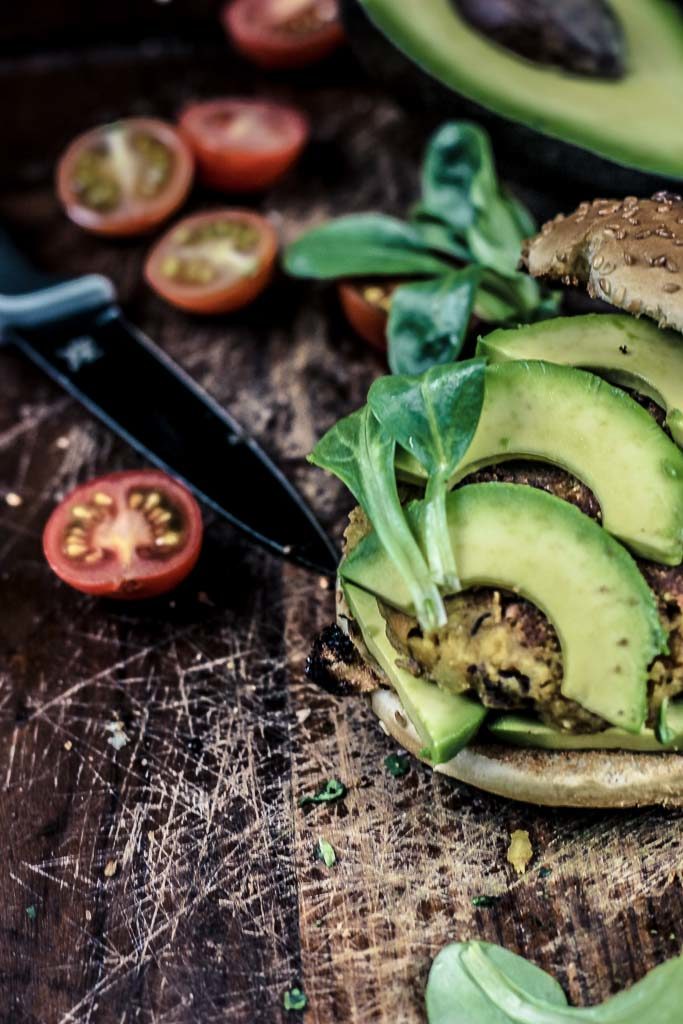 Burger mit Avocado und Tomätchen