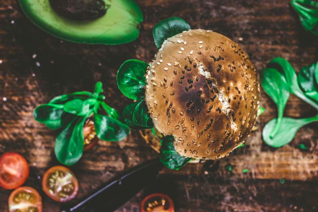 Traumhaft leckerer Kichererbsen Kidneybohnen Burger mit Tomaten und Avocado