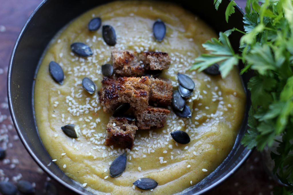 Pastinaken Suppe mit Kürbiskernen, Petersilie und Croutons