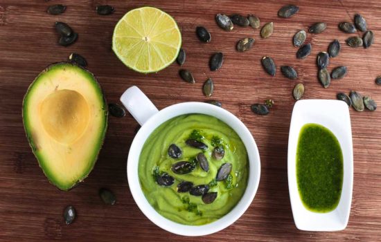 Cremige Avocadosuppe mit Koriander