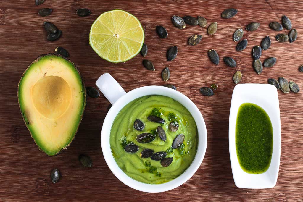 Cremige Avocadosuppe mit Koriander