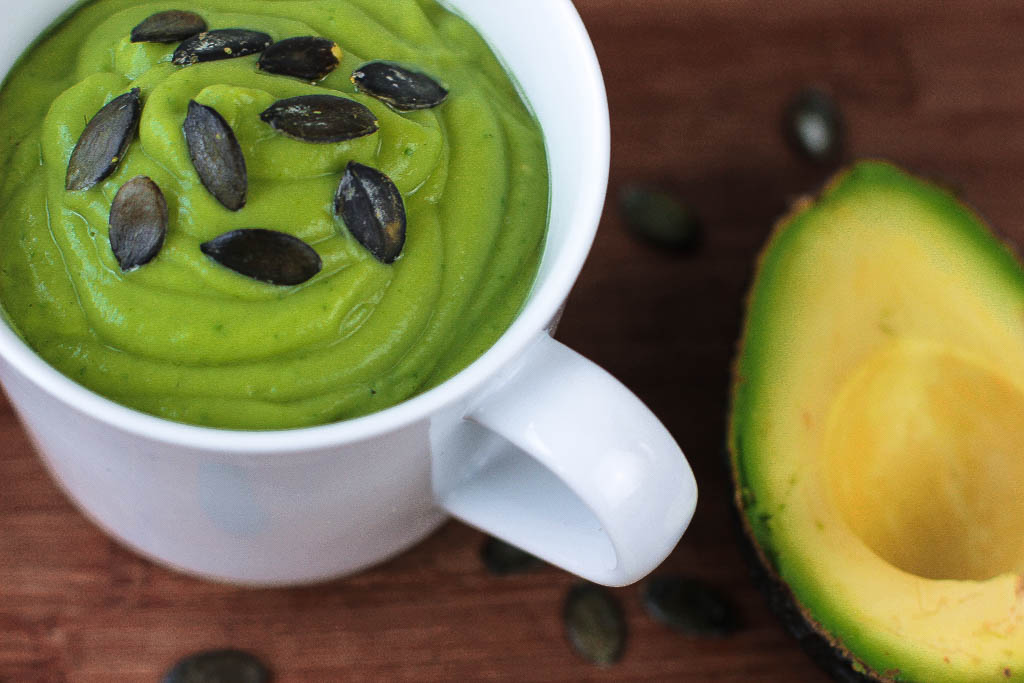 Avocadosuppe mit Koriander in der Tasse