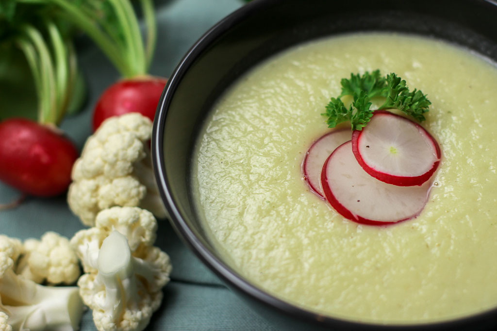 Cremige Blumenkohlsuppe nahaufnahme