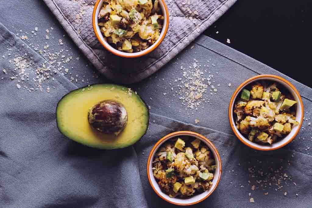 gerösteter Ofenblumenkohl mit Avocado und Hefeflocken