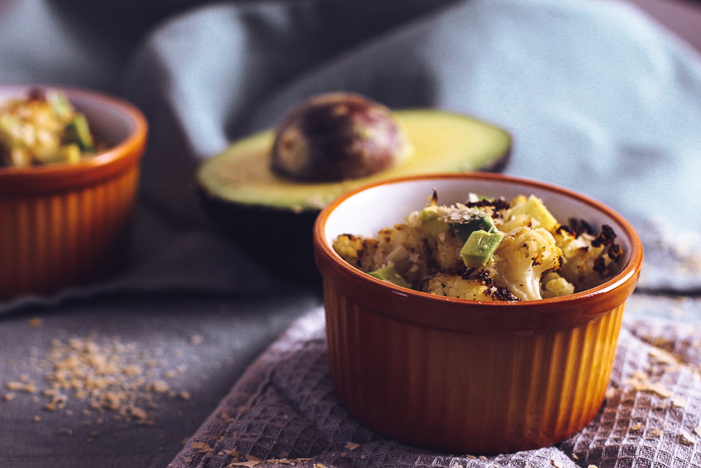 gerösteter Ofenblumenkohl mit Avocado und Hefeflocken