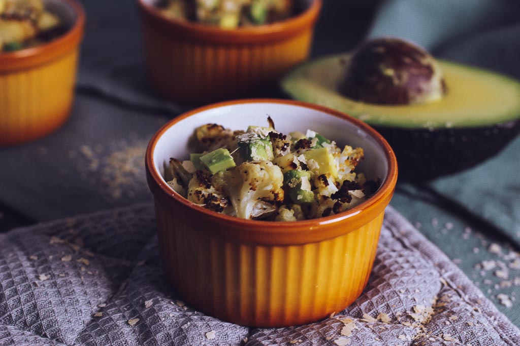 gerösteter Ofenblumenkohl mit Avocado und Hefeflocken