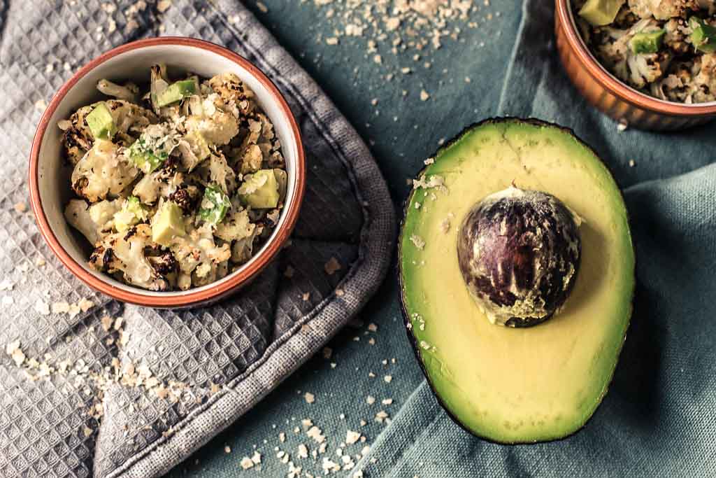 Gerösteter Ofenblumenkohl mit Avocado