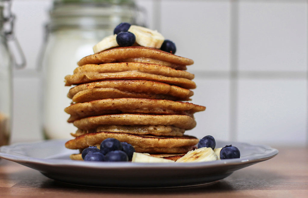 Pancakes mit Blaubeeren und Banane als Topping