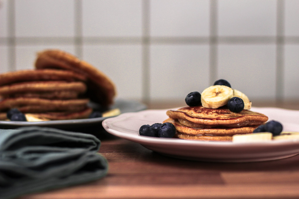 Pancakes mit Blaubeeren und Banane als Topping