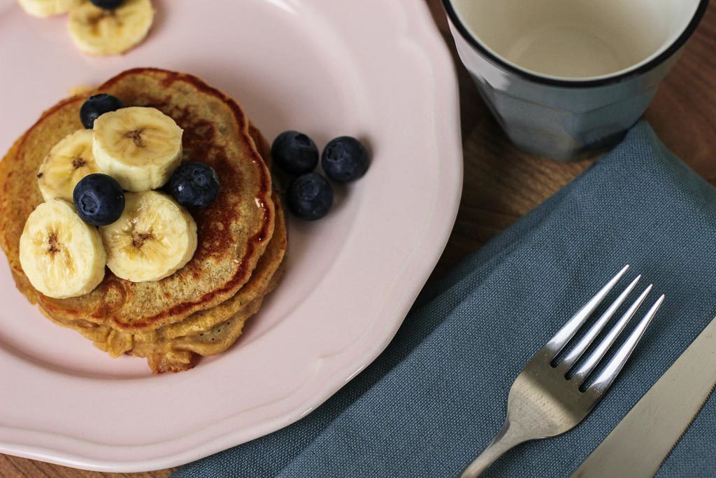 Pancakes mit Blaubeeren und Banane als Topping