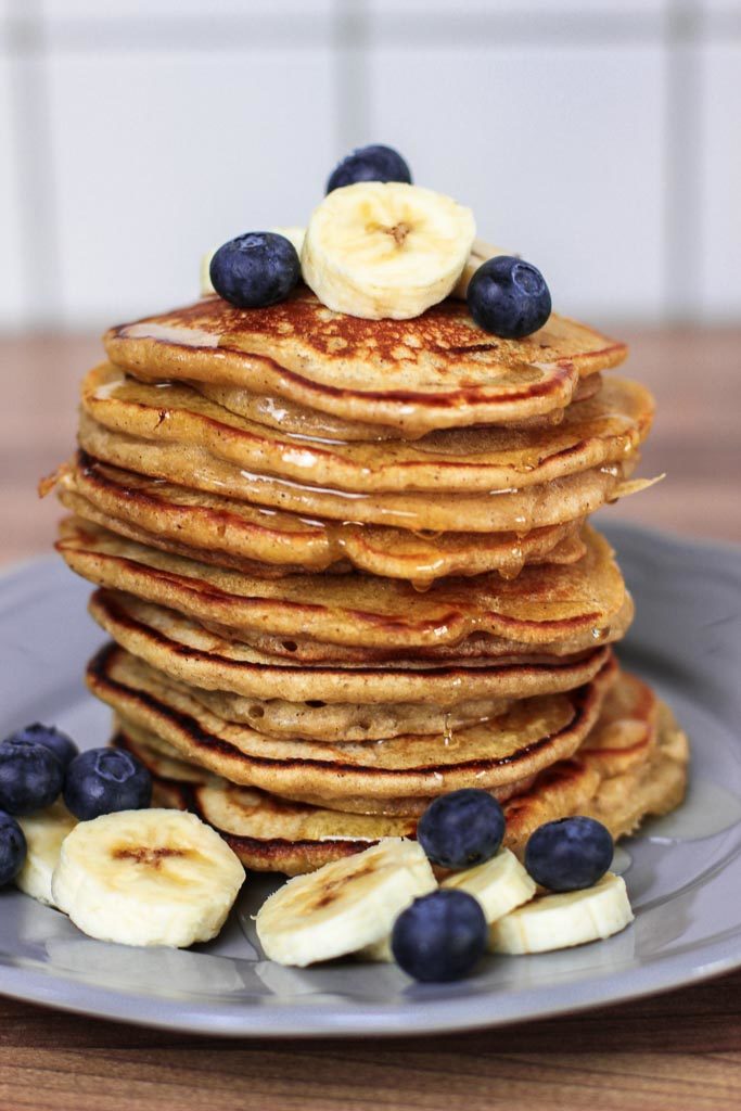 Pancakes mit Blaubeeren und Banane als Topping