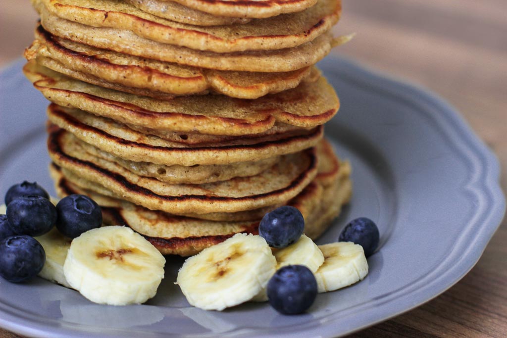 Pancakes mit Blaubeeren und Banane als Topping