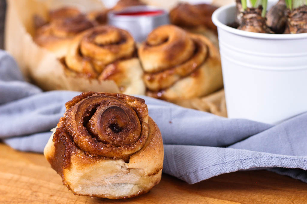 Zimtschnecken angerichtet