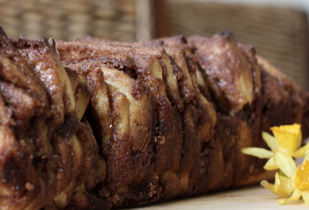 Zimtzupfbrot mit Narzissen