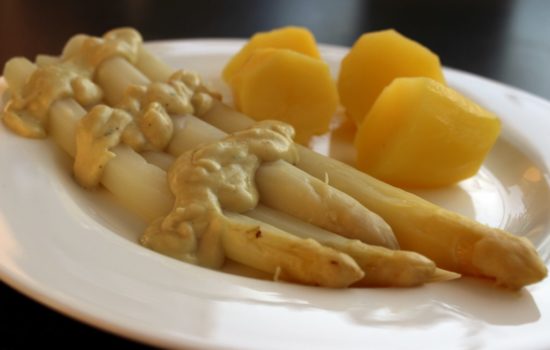 Spargelzeit mit 2 veganen Hollandaise Saucen