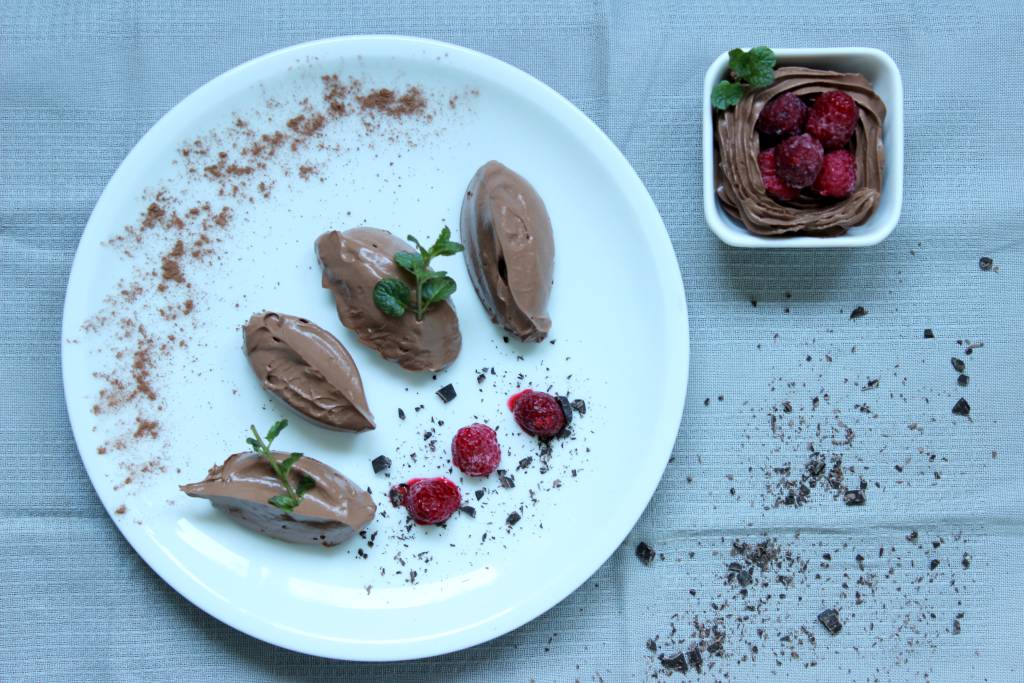 Vegane Mousse au Chocolat mit Himbeeren