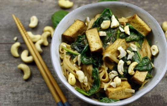 Räuchertofu mit Spinat Satésoße auf Reisnudeln