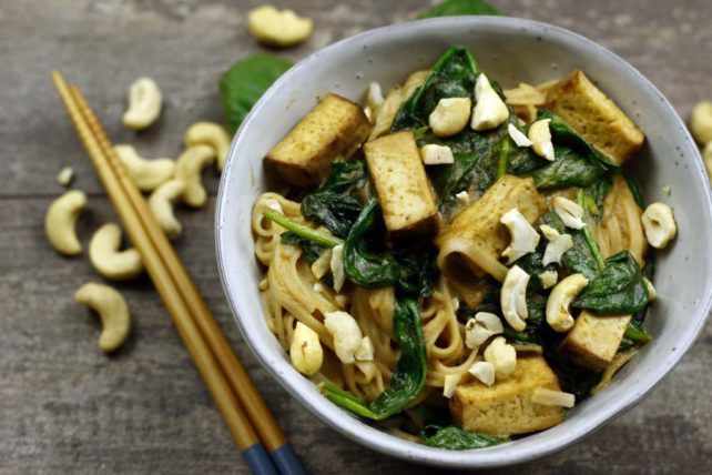 Räuchertofu mit Spinat Satésoße auf Reisnudeln