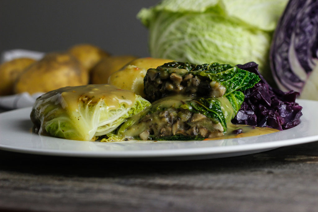 Vegane Kohlrouladen mit Klößen und Rotkohl