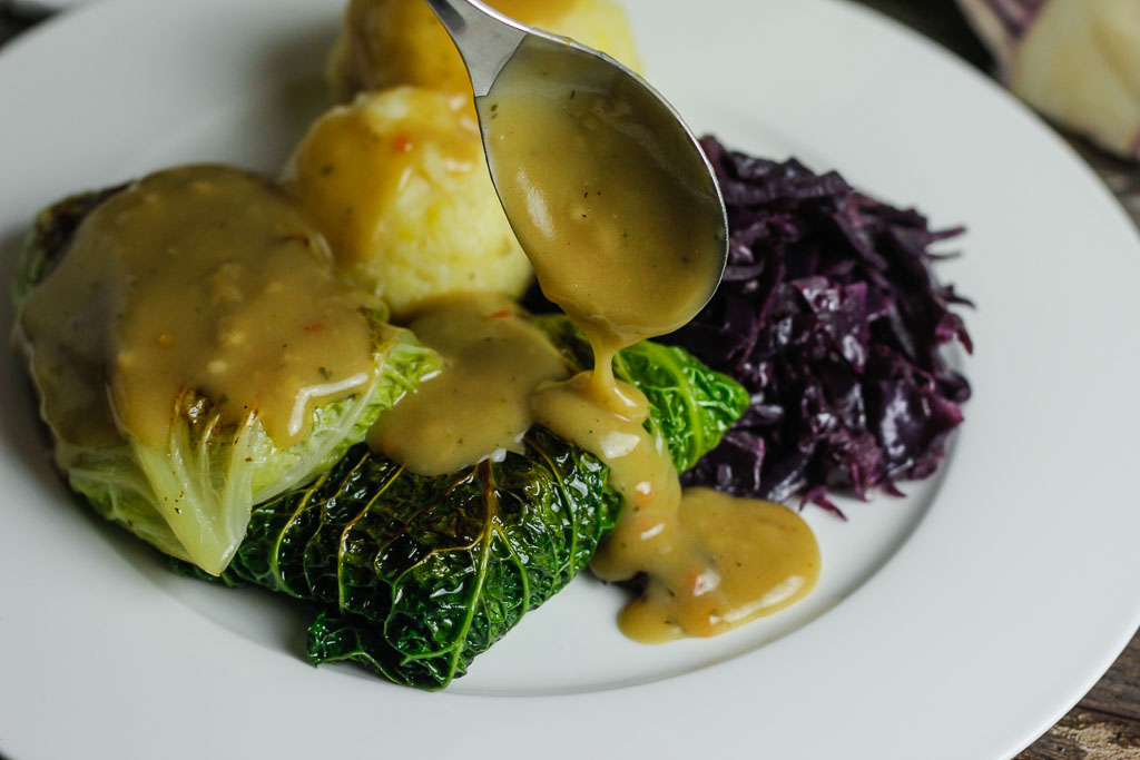 Vegane Kohlrouladen mit Klößen und Rotkohl 10