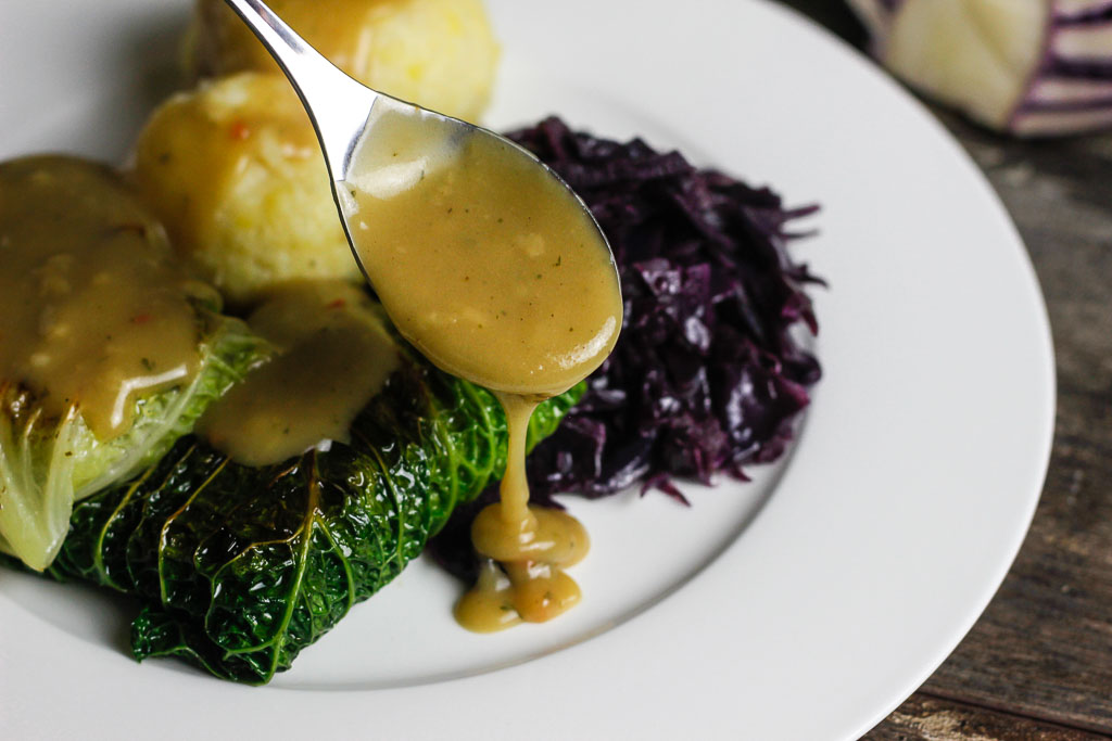 Vegane Kohlrouladen mit Klößen und Rotkohl 11