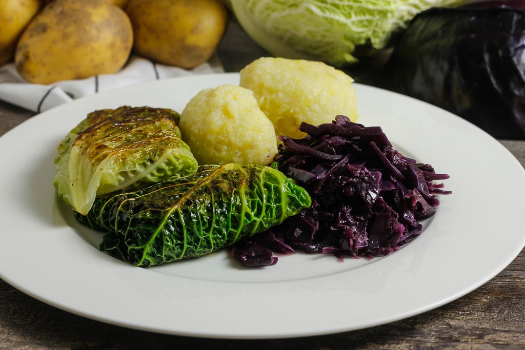 Vegane Kohlrouladen mit Klößen und Rotkohl