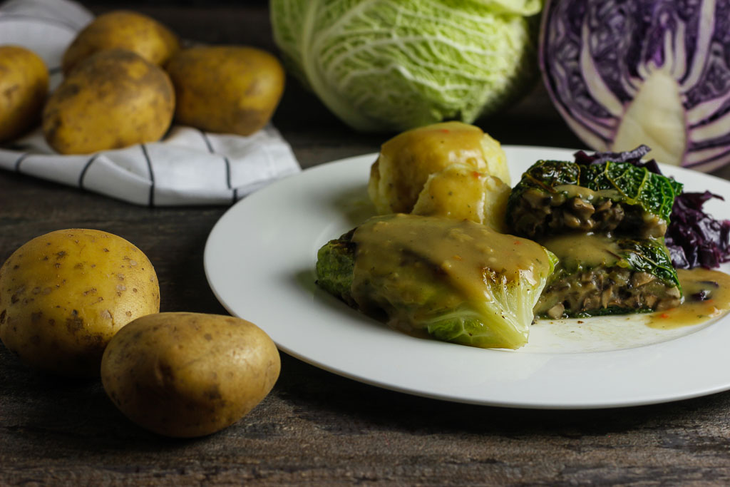 Vegane Kohlrouladen mit Klößen und Rotkohl 2