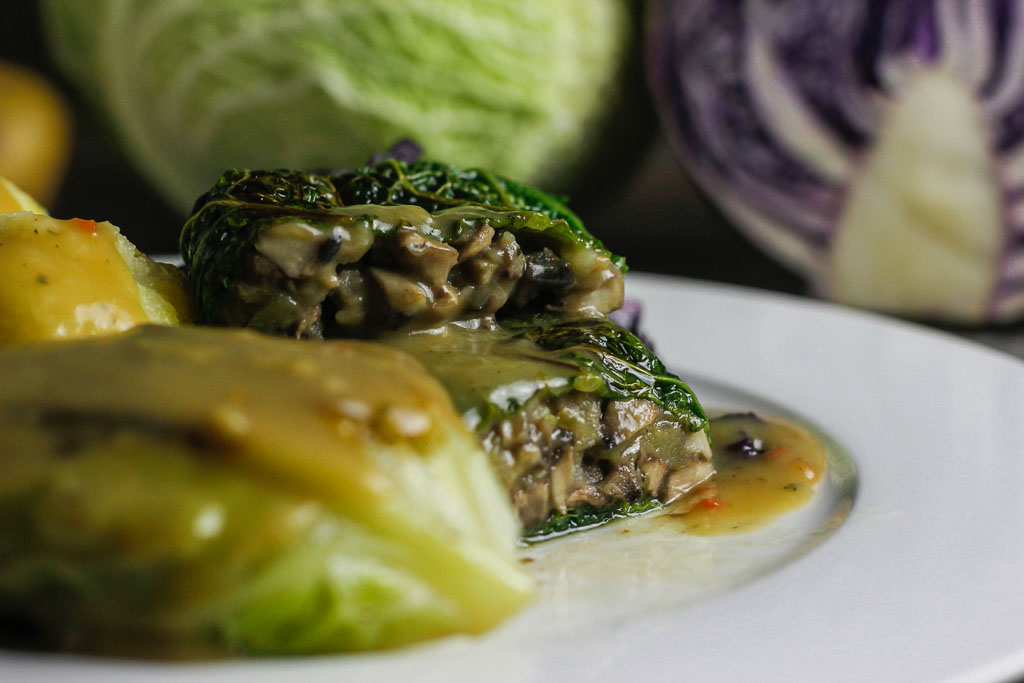 Vegane Kohlrouladen mit Klößen und Rotkohl 5