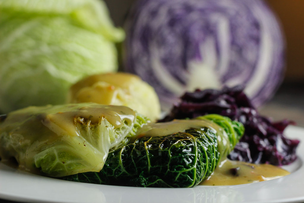 Vegane Kohlrouladen mit Klößen und Rotkohl 6