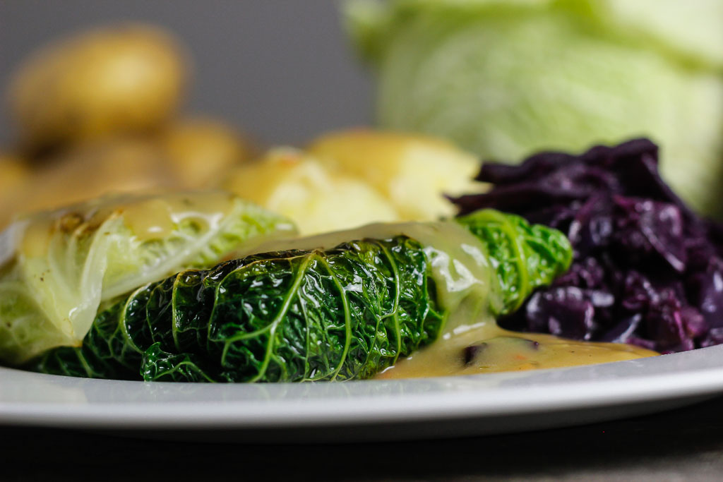 Vegane Kohlrouladen mit Klößen und Rotkohl 7