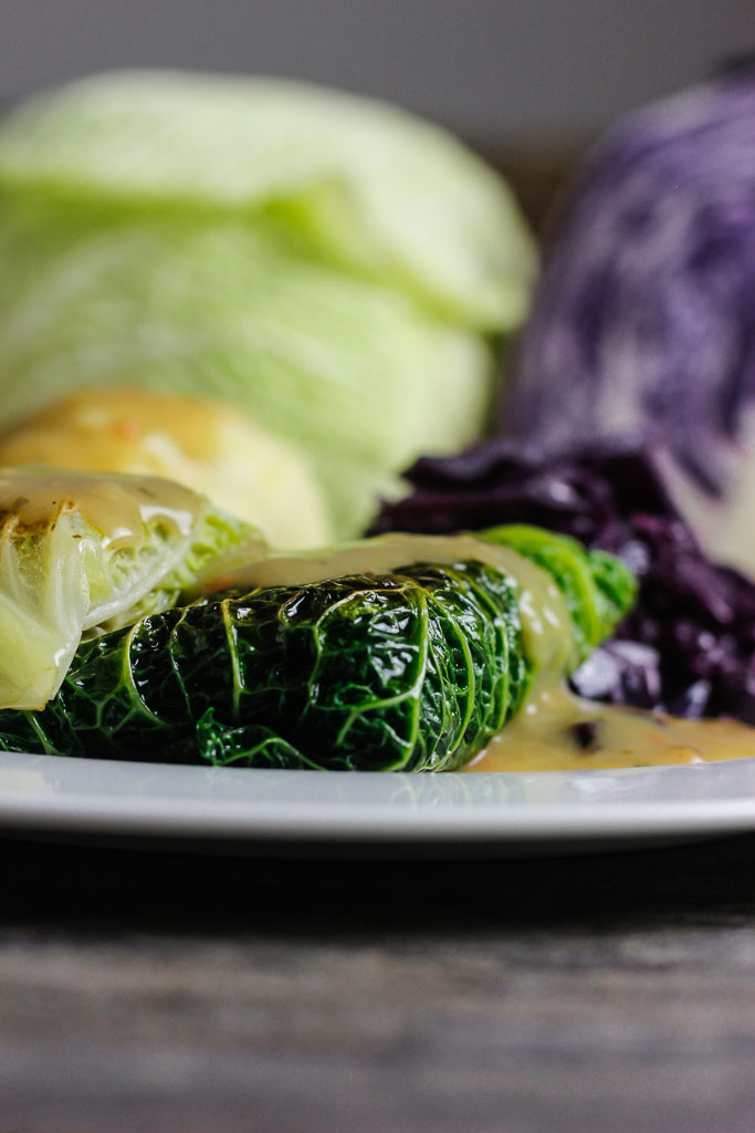 Vegane Kohlrouladen mit Klößen und Rotkohl 8