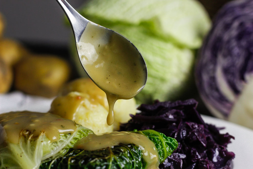 Vegane Kohlrouladen mit Klößen und Rotkohl 9