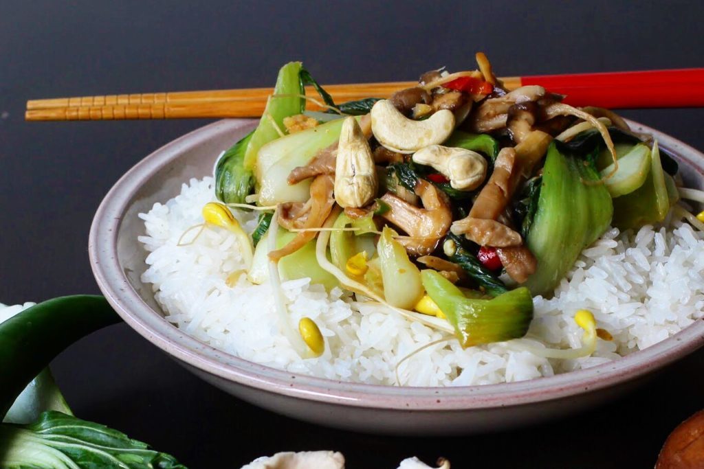 Asia Wokgemüse mit Pak Choi und Reis