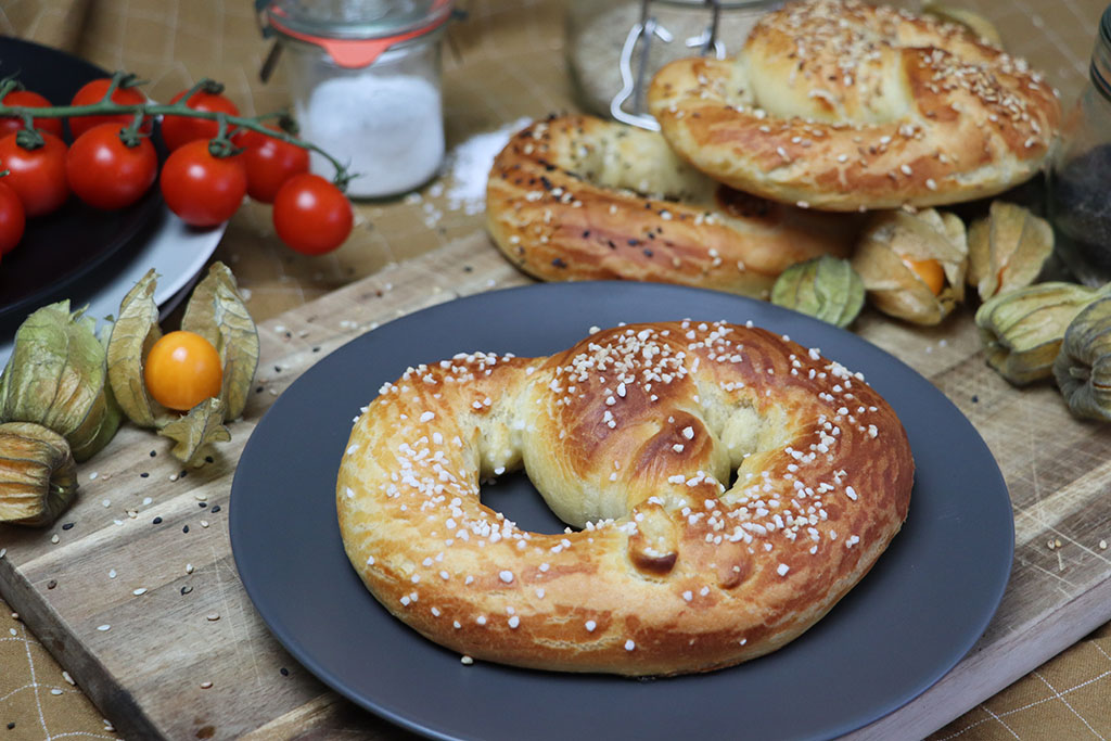 Unsere Bier-Brezel mit Sesam und Salz · Zeit Für Vegan