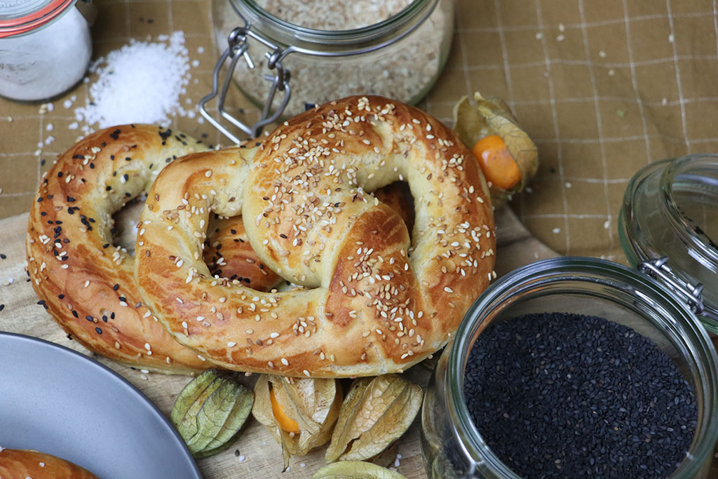 Unsere Bier-Brezel mit Sesam und Salz · Zeit Für Vegan