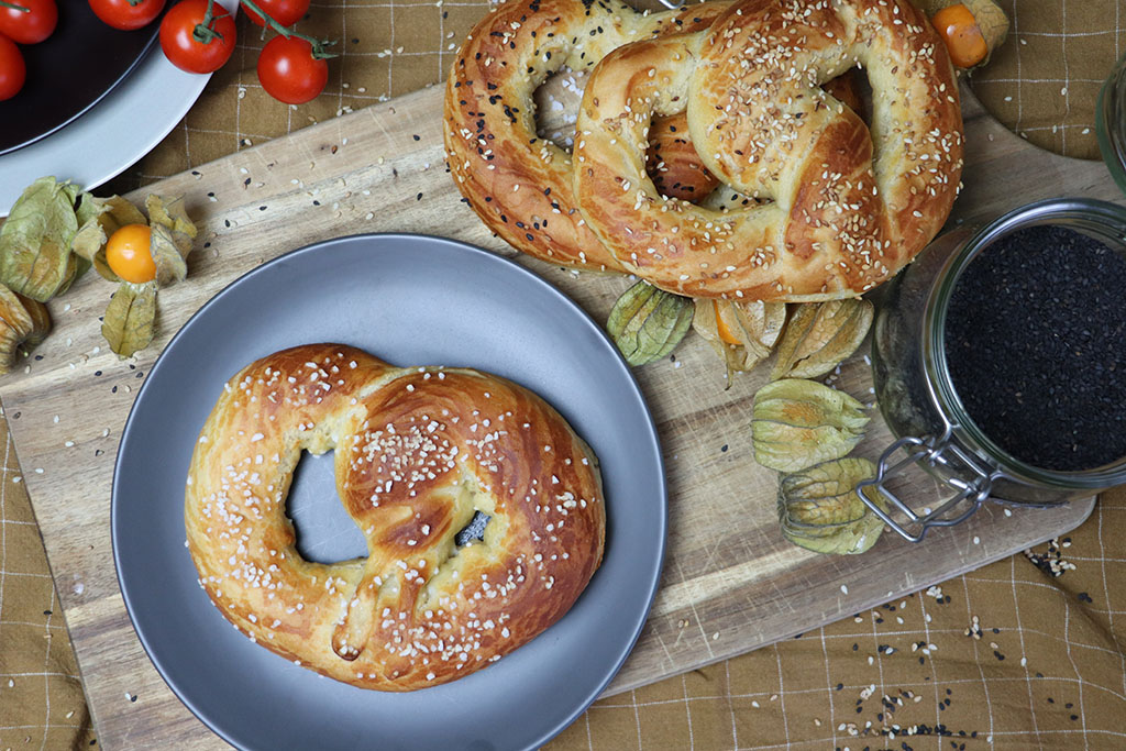 Unsere Bier-Brezel mit Sesam und Salz