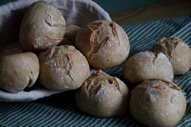 Sauerteig Dinkelbrötchen